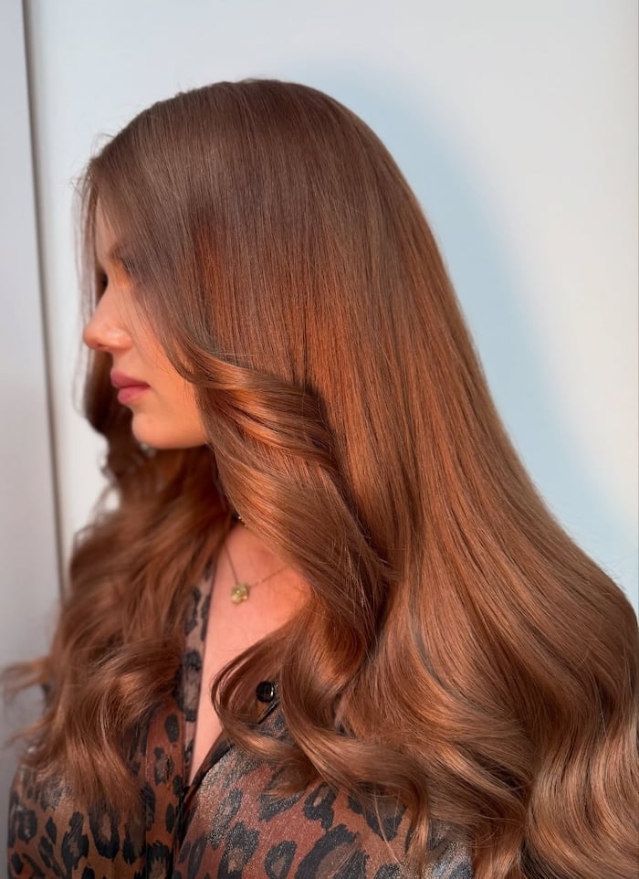 Glossy Chestnut Ginger Mid-Back Waves Glossy Chestnut Ginger Mid-Back Waves — Aesthetic Ginger Hair