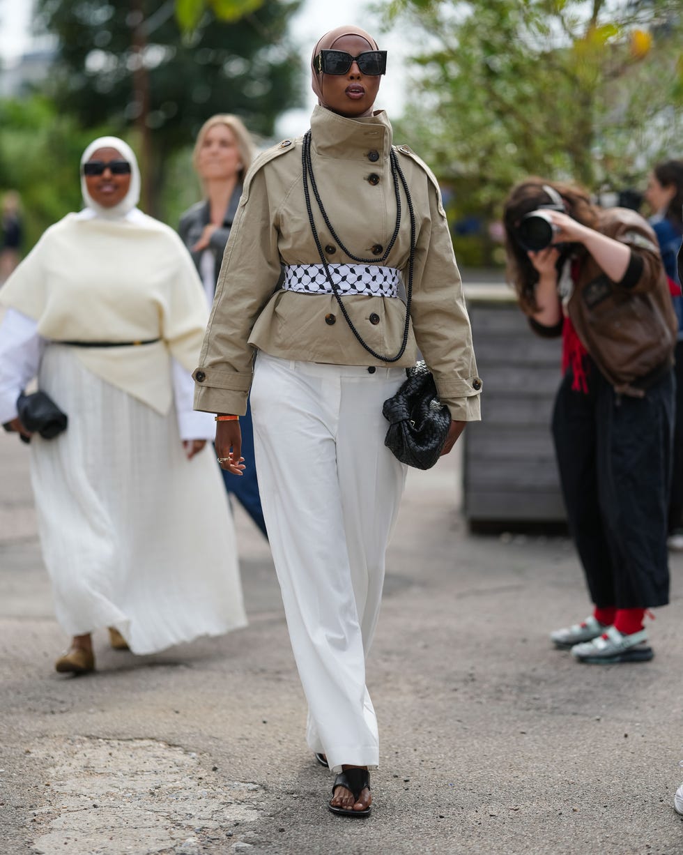 Trench Coat and White Wide Leg Trousers, Close-Up Take Trench Coat and White Wide Leg Trousers, Close-Up Take — Aesthetic Going Out Outfits