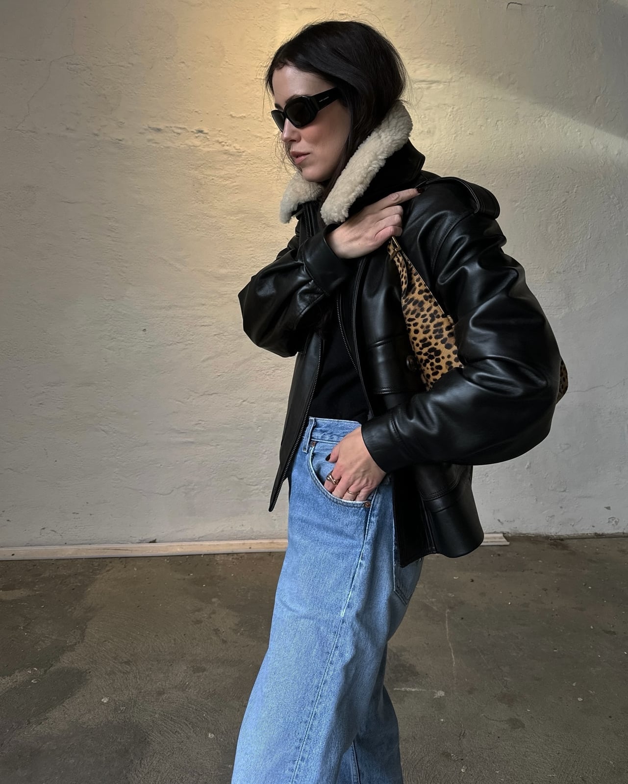 Leather Jacket with Shearling Collar and Wide Leg Jeans Leather Jacket with Shearling Collar and Wide Leg Jeans — Aesthetic Going Out Outfits
