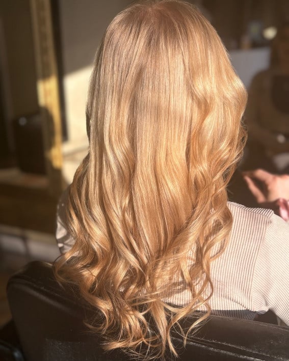 Collarbone Golden Blonde With Fine Wavy Texture and Curtain Bangs Collarbone Golden Blonde With Fine Wavy Texture and Curtain Bangs — Aesthetic Golden Blonde Hair