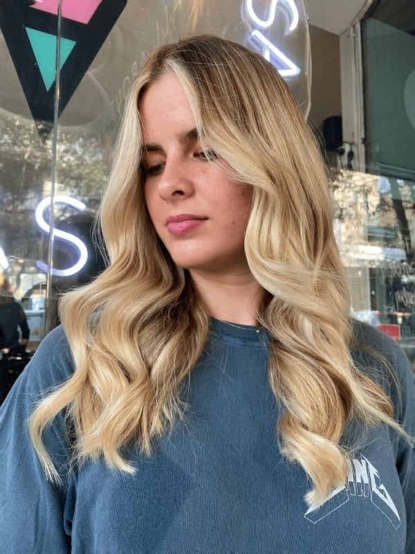 Collarbone Honey Blonde With Side Part, Wavy Collarbone Honey Blonde With Side Part, Wavy — Aesthetic Golden Blonde Hair