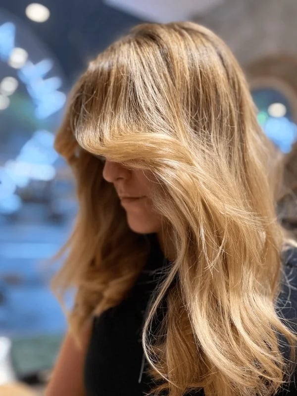 Mid-Back Honey Blonde With Air-Dried Waves Mid-Back Honey Blonde With Air-Dried Waves — Aesthetic Golden Blonde Hair