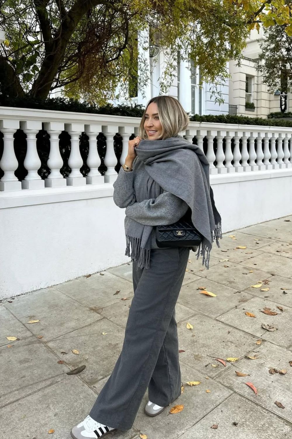 Full Grey Outfit With Crew Neck Sweater and Wide-Leg Trousers Full Grey Outfit With Crew Neck Sweater and Wide-Leg Trousers — Aesthetic Grey Sweater Outfit