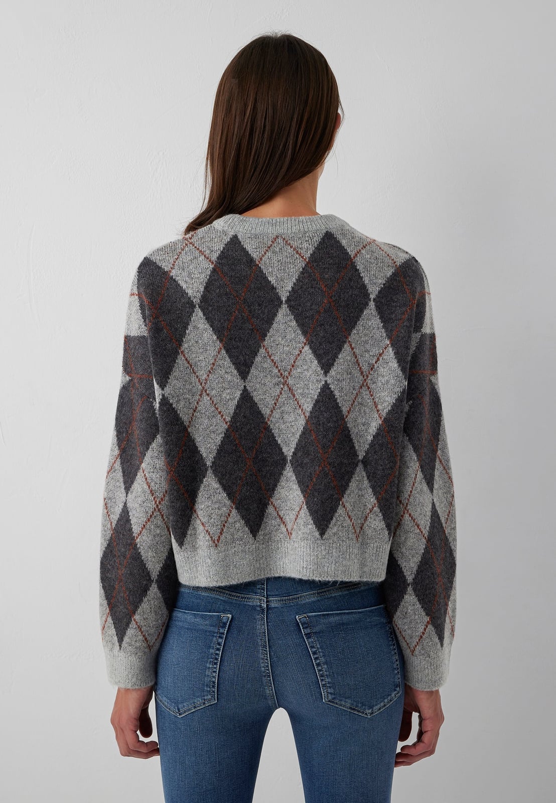 Grey Cropped Sweater With Argyle Pattern and Brown Accents Grey Cropped Sweater With Argyle Pattern and Brown Accents — Aesthetic Grey Sweater Outfit