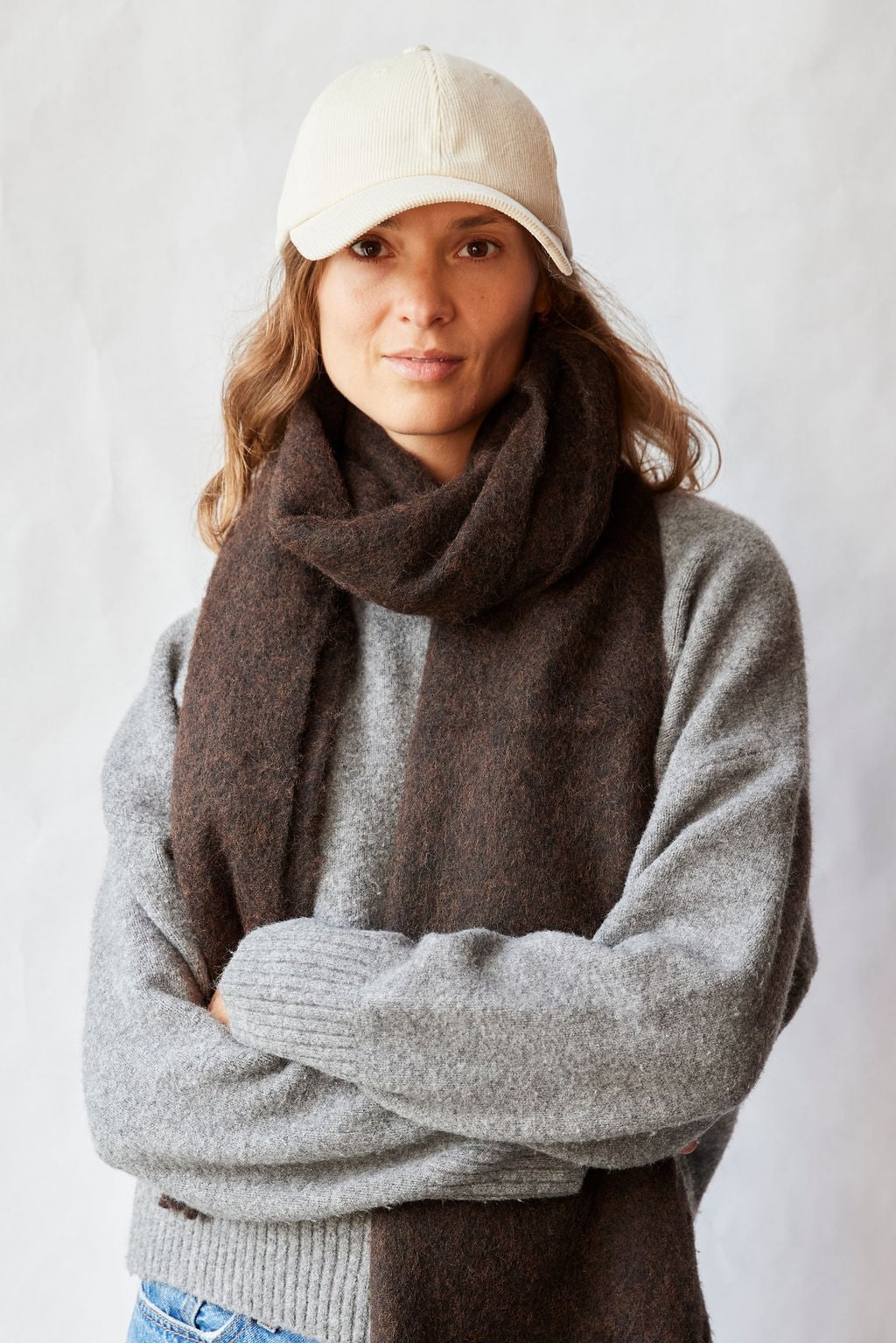 Light Grey Crew Neck Sweater With Fuzzy Brown Scarf and Cream Cap Light Grey Crew Neck Sweater With Fuzzy Brown Scarf and Cream Cap — Aesthetic Grey Sweater Outfit