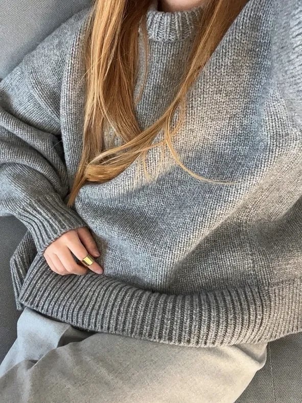 Oversized Grey Ribbed Knit Crewneck Sweater With Simple Gold Ring Oversized Grey Ribbed Knit Crewneck Sweater With Simple Gold Ring — Aesthetic Grey Sweater Outfit