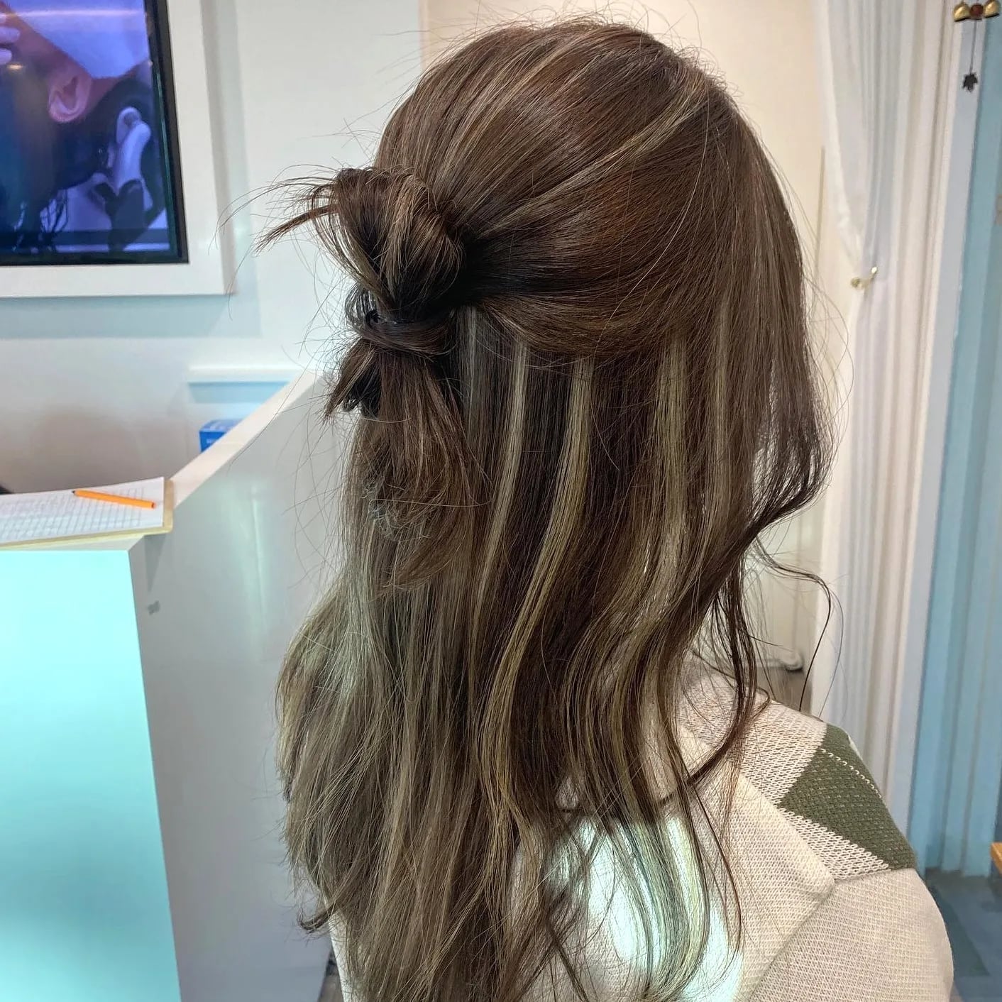 Shoulder Length Dark Brown With Blonde Highlights — Aesthetic Highlighting Hair