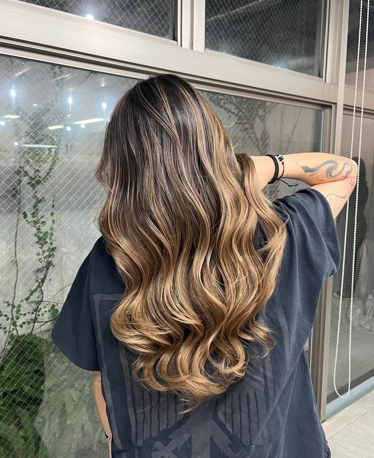 Mid-Back Dark Brown With Blonde and Caramel Balayage, Wavy — Aesthetic Highlighting Hair