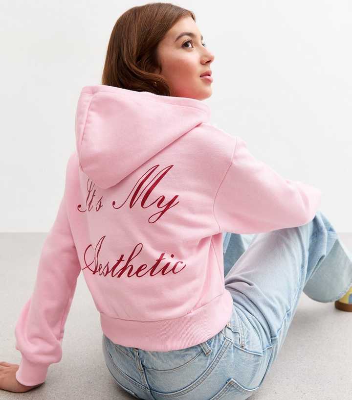 Pink Zip-Up Hoodie with Slogan Over T-Shirt and Jeans Pink Zip-Up Hoodie with Slogan Over T-Shirt and Jeans — Aesthetic Hoodie Outfits Women
