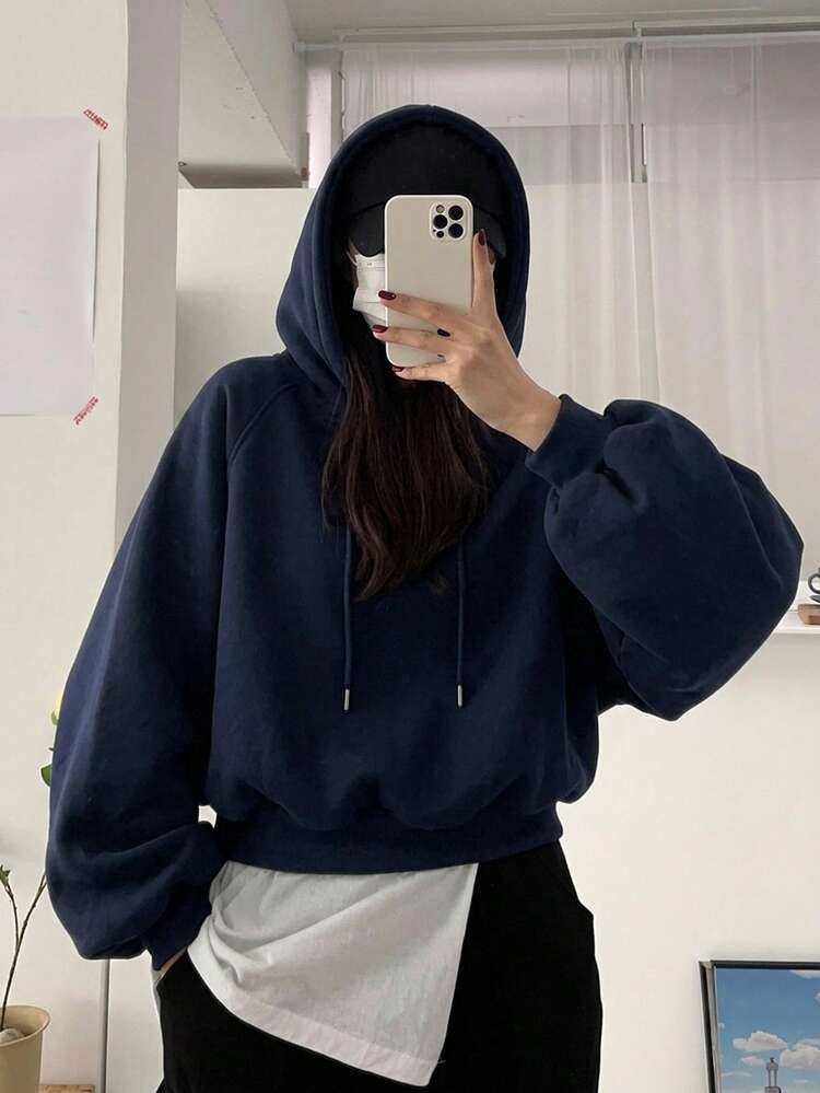 Cropped Navy Hoodie with Balloon Sleeves and Baseball Cap Cropped Navy Hoodie with Balloon Sleeves and Baseball Cap — Aesthetic Hoodie Outfits Women