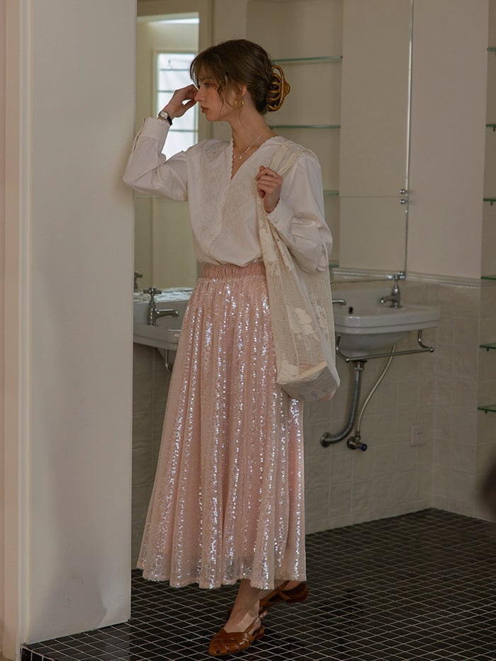 Sparkling Pink Sequin Maxi Skirt with a White Blouse Sparkling Pink Sequin Maxi Skirt with a White Blouse — Aesthetic Pink Skirt Outfit