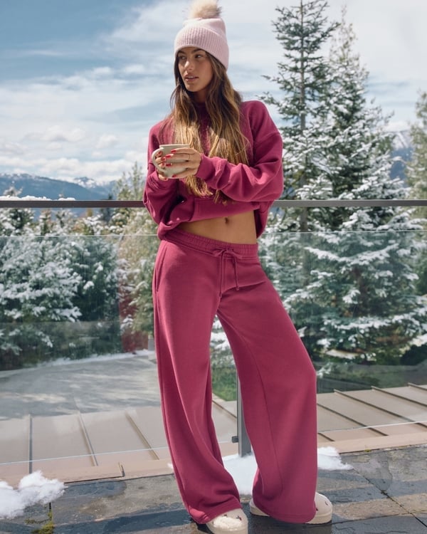 Deep Pink Cropped Sweatshirt and Wide-Leg Sweatpants — Aesthetic Red Sweatpants Outfit