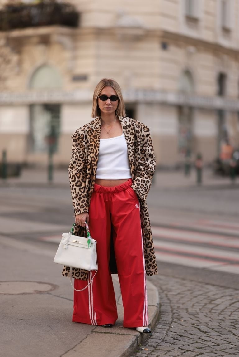 Chic Casual Matching Sweat Suit — Aesthetic Red Sweatpants Outfit