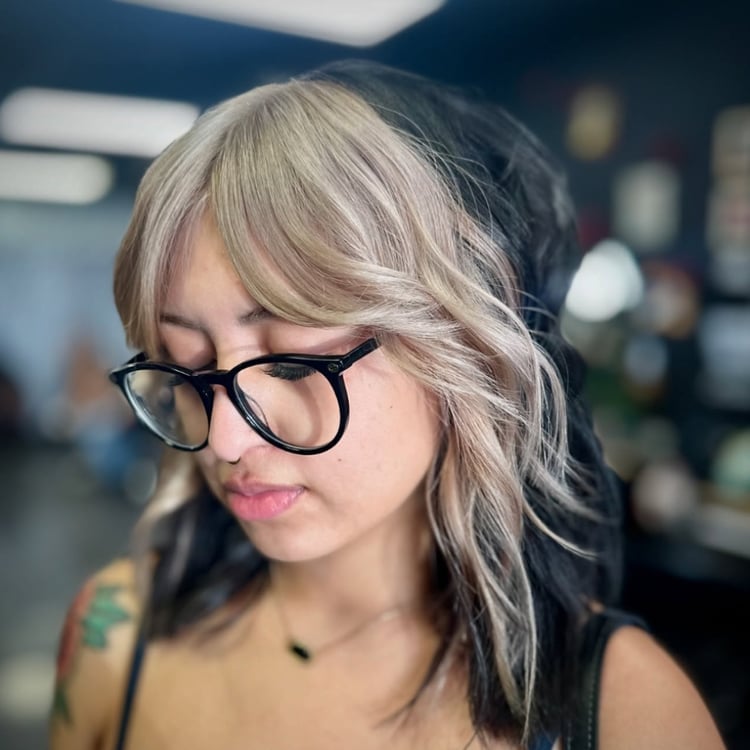 Collarbone Wavy Hair Platinum Blonde And Black Split Collarbone Wavy Hair Platinum Blonde And Black Split — Aesthetic Split Dye Hair