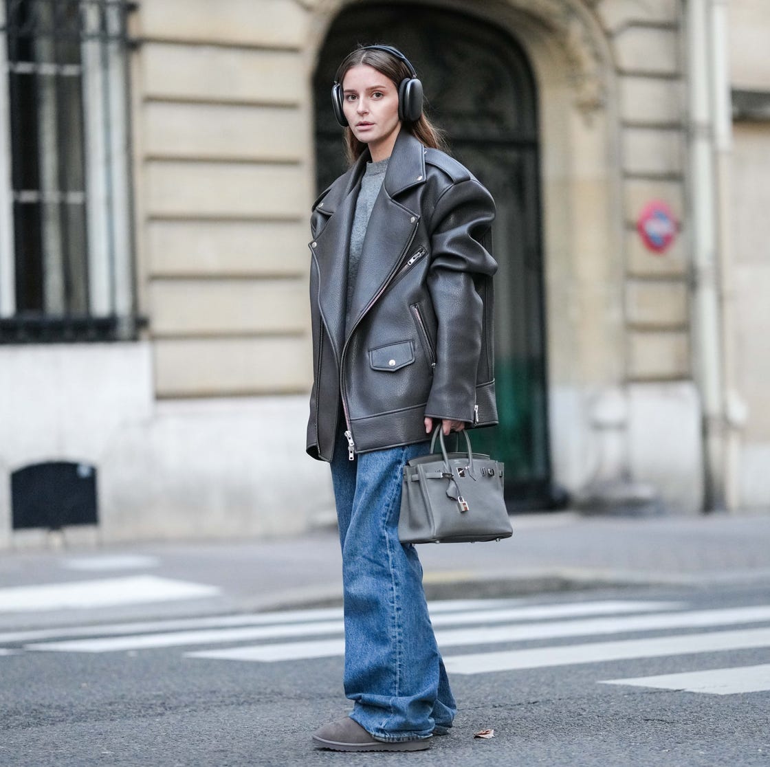 Leather Biker Jacket With Ugg Slippers And Wide Jeans Leather Biker Jacket With Ugg Slippers And Wide Jeans — Aesthetic Ugg Tasman Outfit