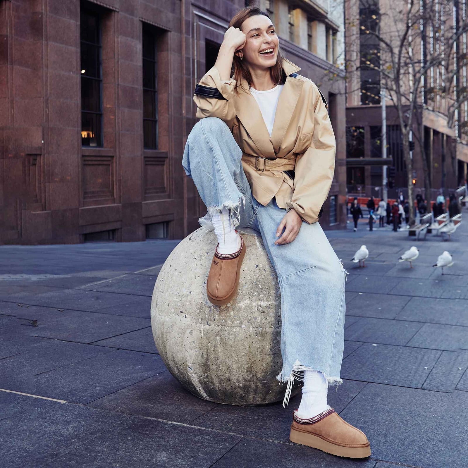 Trench Coat With Ugg Clogs And Wide Jeans Trench Coat With Ugg Clogs And Wide Jeans — Aesthetic Ugg Tasman Outfit