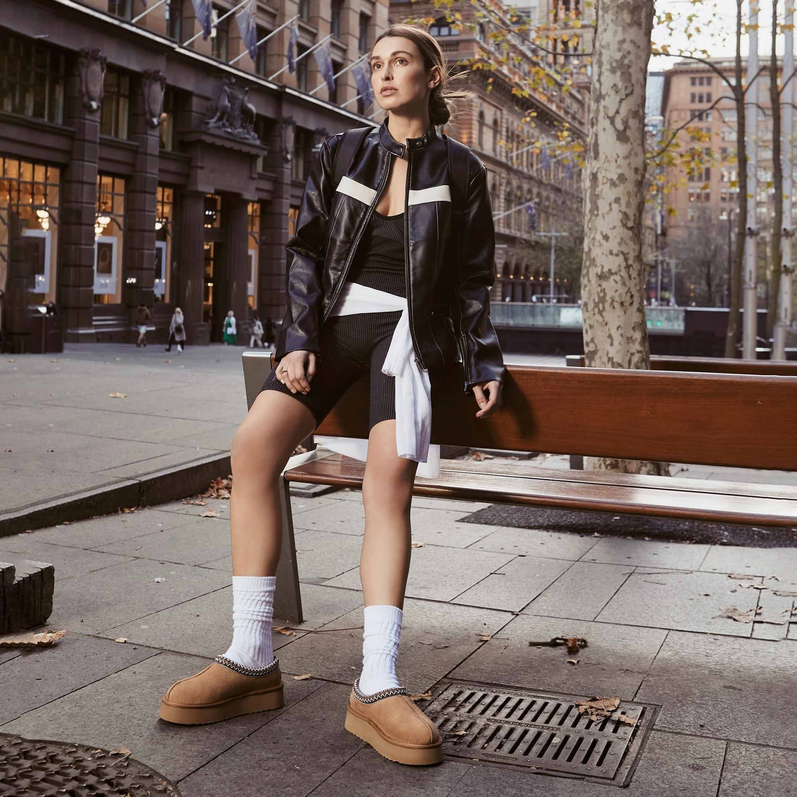 Fitted Leather Jacket With Ugg Clogs And Shorts Fitted Leather Jacket With Ugg Clogs And Shorts — Aesthetic Ugg Tasman Outfit