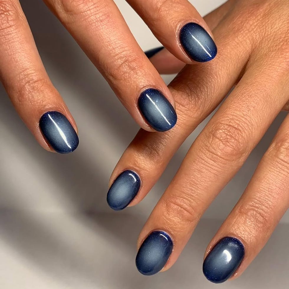Deep Blue Silver Shift Cat-Eye Short Oval Nails Deep Blue Silver Shift Cat-Eye Short Oval Nails — Best Simple Short Nails