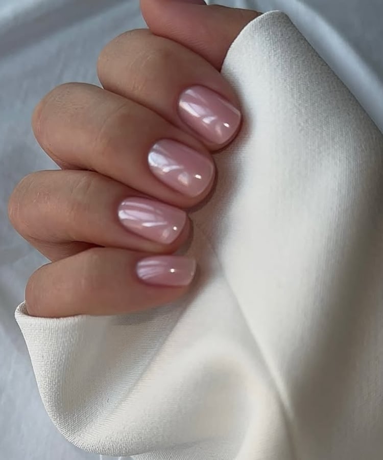 Milky Pink Pearlescent Chrome Short Oval Nails Milky Pink Pearlescent Chrome Short Oval Nails — Best Simple Short Nails