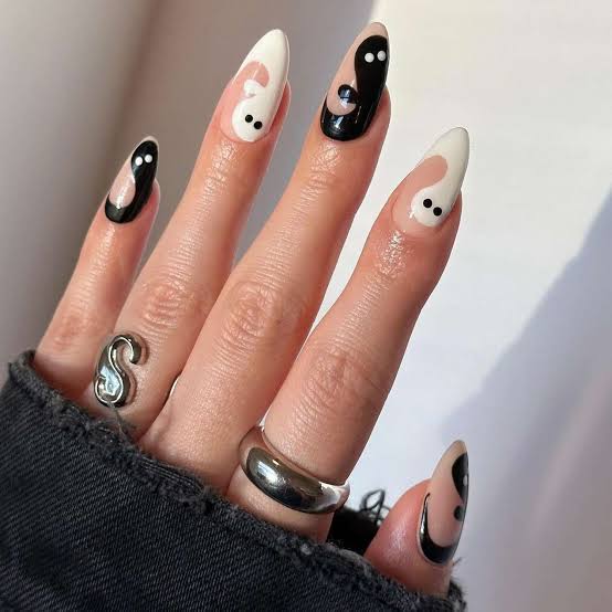 Long Almond Nails With Abstract Ghost Shapes Long Almond Nails With Abstract Ghost Shapes — Black Nails Art Ideas