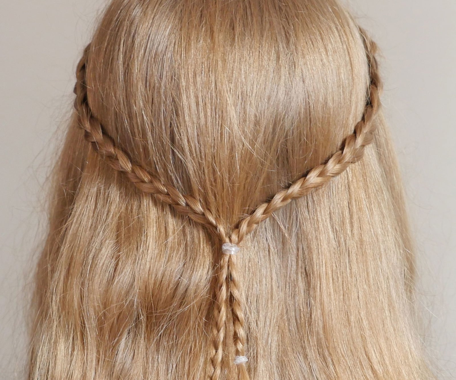 Fine Blonde V-Shaped Braid Detail Fine Blonde V-Shaped Braid Detail — Braids Easy Ideas