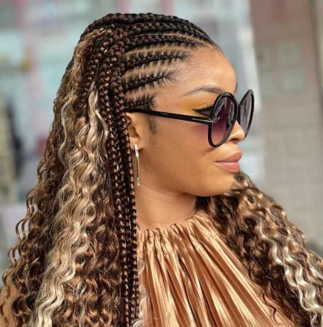 Mid-Back Box Braids with Highlights and Beads Mid-Back Box Braids with Highlights and Beads — Braids to the Back Ideas
