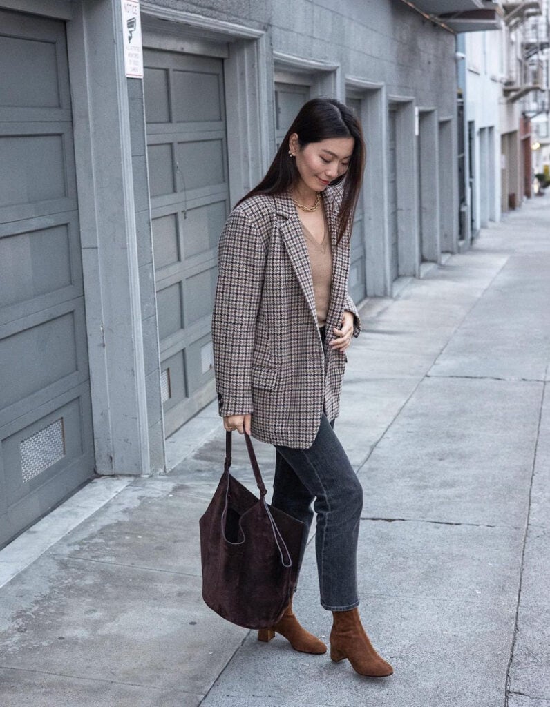 Oversized Plaid Blazer with Jeans and Ankle Boots Oversized Plaid Blazer with Jeans and Ankle Boots — Chic Brown Blazer Outfit
