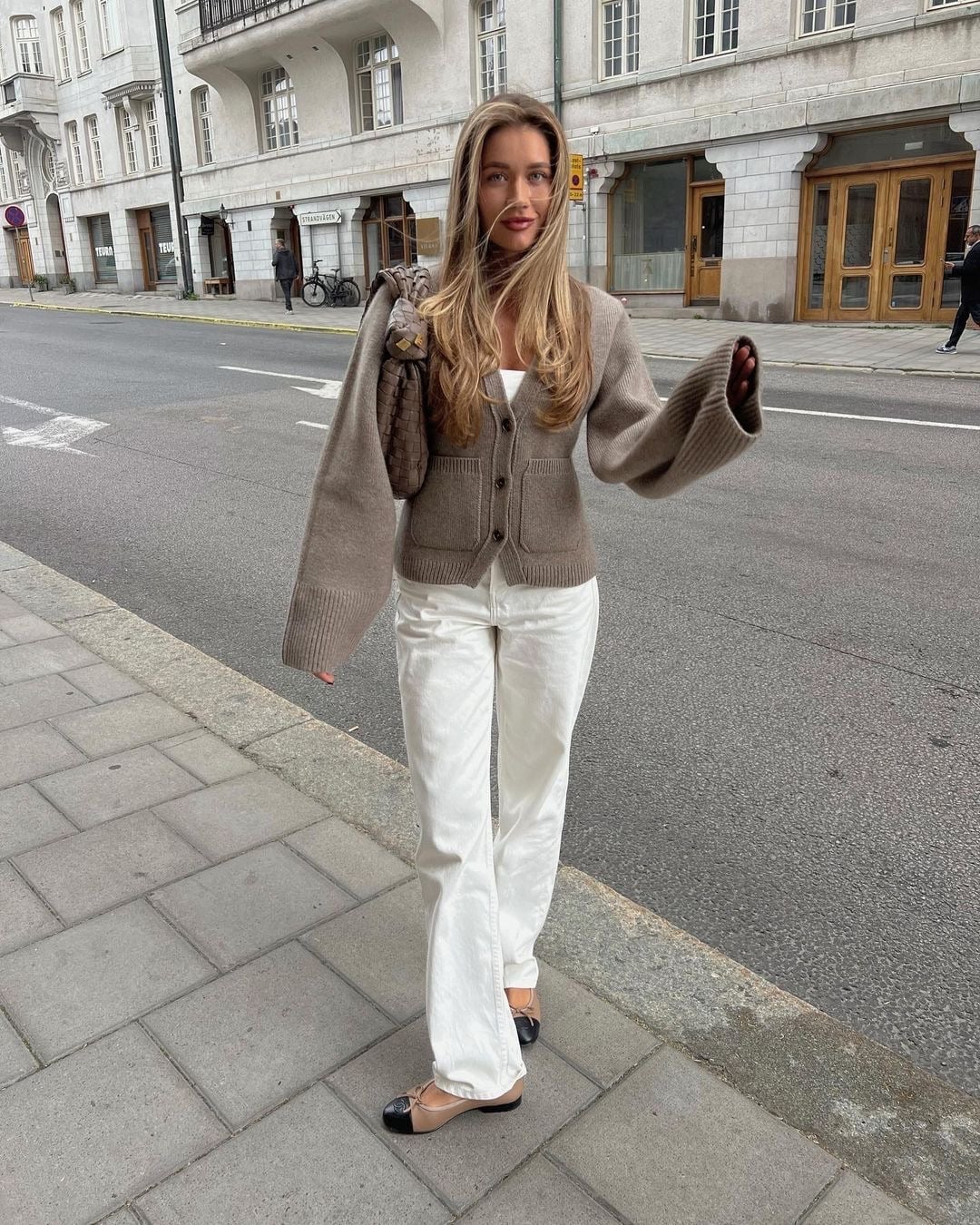Beige Oversized Cardigan with White Jeans Beige Oversized Cardigan with White Jeans — Chic Style Inspo