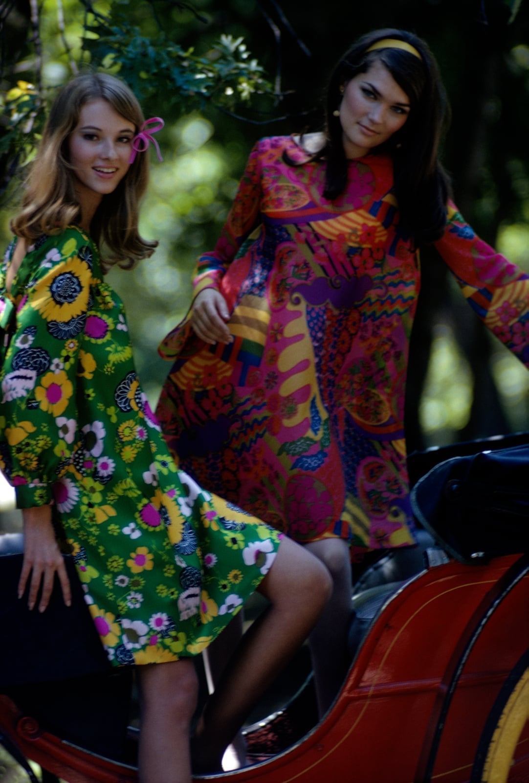 Psychedelic Print Mini Shift Dresses with Headbands — Classy 60s Outfits