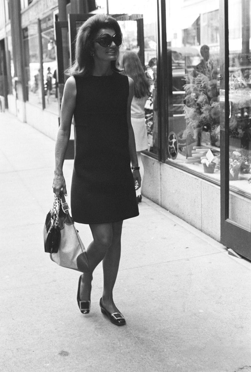 Sleeveless Shift Dress for Effortless Casual Style — Classy 60s Outfits