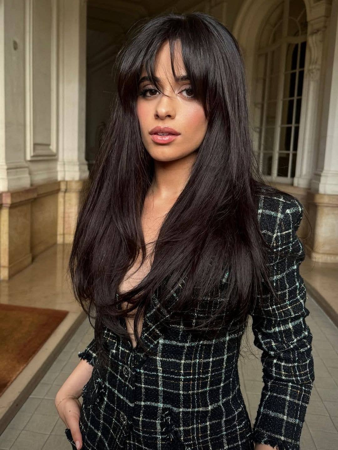 Mid-Back Dark Brown Blowout With Face-Framing Layers, Wavy Mid-Back Dark Brown Blowout With Face-Framing Layers, Wavy — Classy 90s Blowout Hair