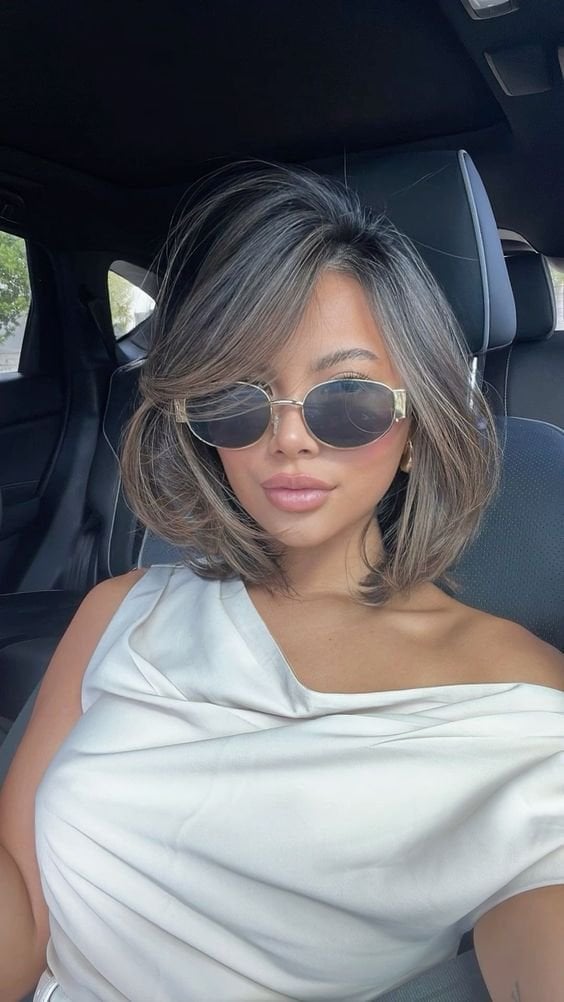 Collarbone Dark Blonde Blowout With Curtain Bangs, Wavy Collarbone Dark Blonde Blowout With Curtain Bangs, Wavy — Classy 90s Blowout Hair