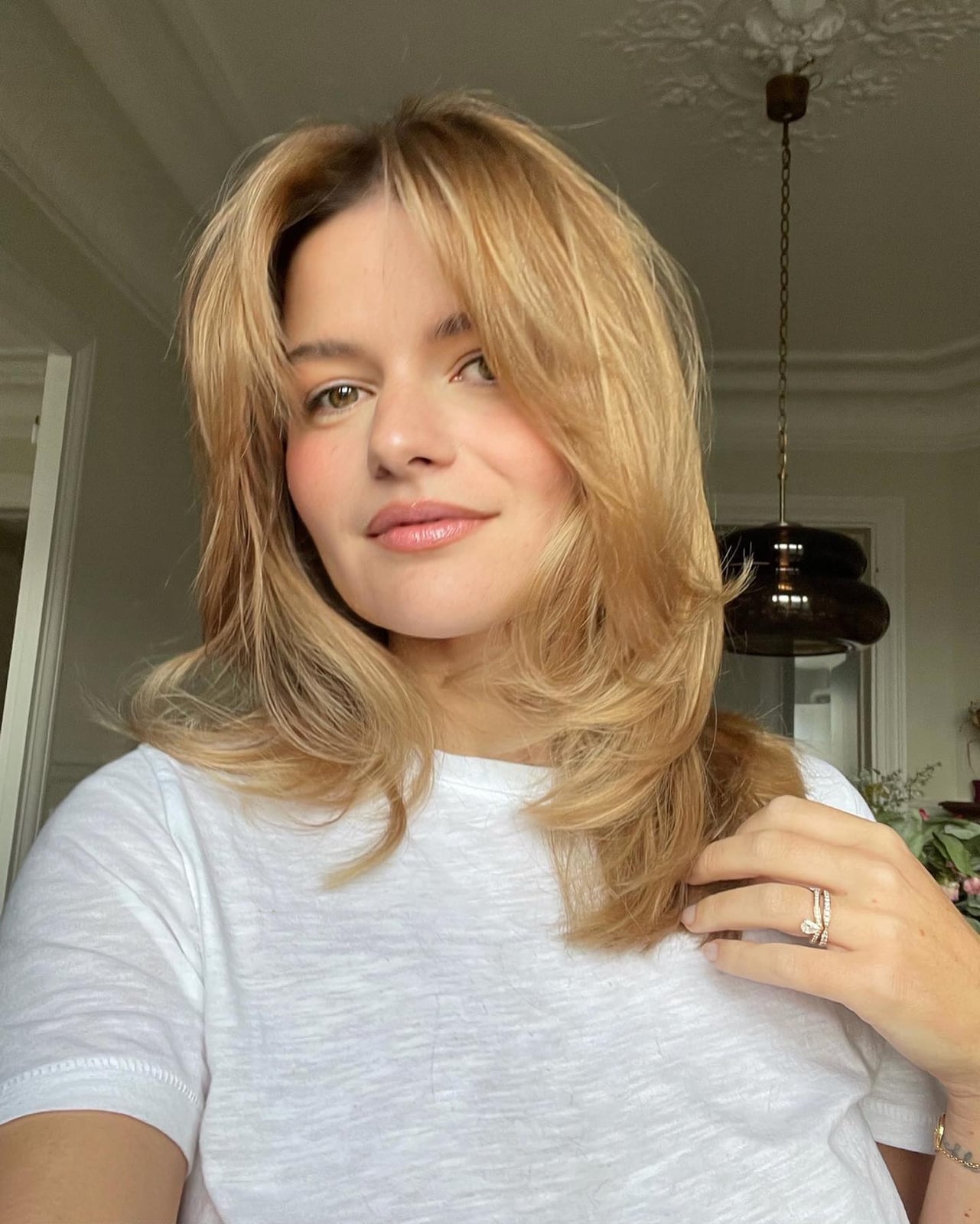 Collarbone Ash Blonde Blowout With Curtain Bangs, Close-Up Take Collarbone Ash Blonde Blowout With Curtain Bangs, Close-Up Take — Classy 90s Blowout Hair