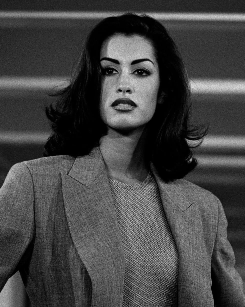 Collarbone Dark Brown Bob With Straight Blowout Collarbone Dark Brown Bob With Straight Blowout — Classy 90s Blowout Hair