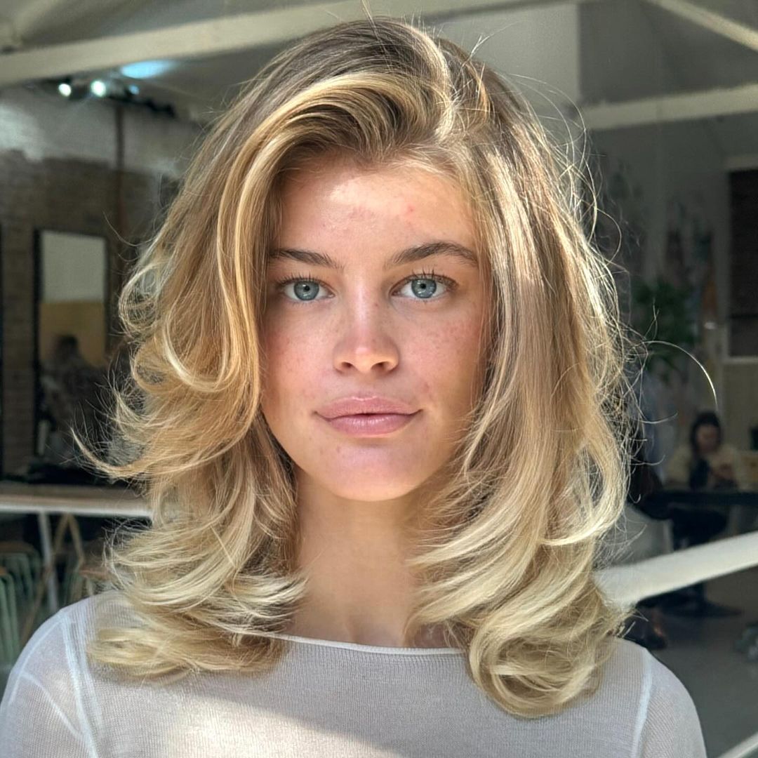 Collarbone Blonde Blowout With Side Part Collarbone Blonde Blowout With Side Part — Classy 90s Blowout Hair