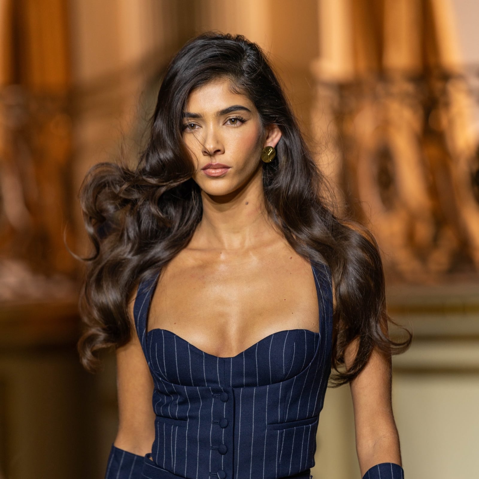 Mid-Back Dark Brown Blowout With Curtain Bangs and Long Layers Mid-Back Dark Brown Blowout With Curtain Bangs and Long Layers — Classy 90s Blowout Hair