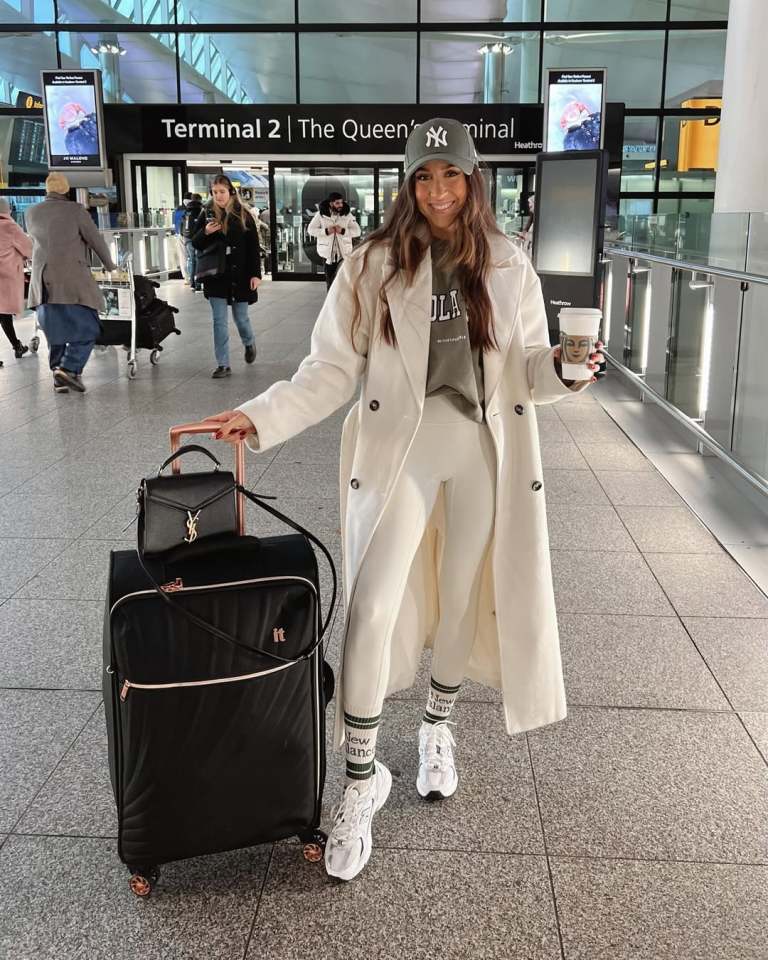 Oversized Coat Sweatshirt White Leggings Travel Ready Oversized Coat Sweatshirt White Leggings Travel Ready — Classy Airport Outfits