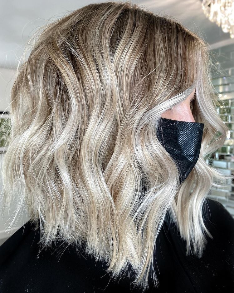 Collarbone Wavy Bob With Highlights Collarbone Wavy Bob With Highlights — Classy Ash Blonde