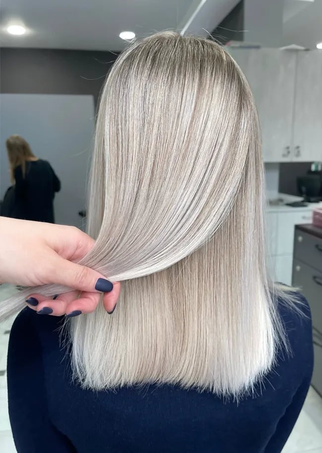 Collarbone Ash Blonde With Subtle Highlights Collarbone Ash Blonde With Subtle Highlights — Classy Ash Blonde