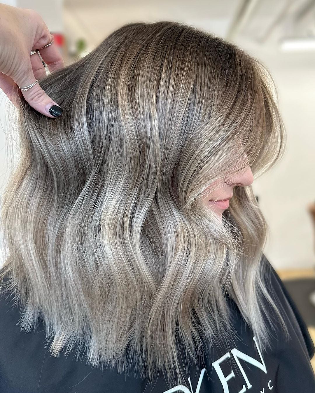 Collarbone Ash Blonde Lob With Balayage Collarbone Ash Blonde Lob With Balayage — Classy Ash Blonde
