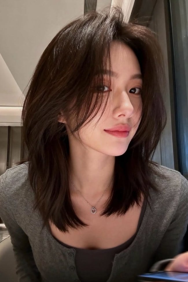 Collarbone Layers With Face-Framing Curtain Bangs Collarbone Layers With Face-Framing Curtain Bangs — Classy Asian Hairstyles