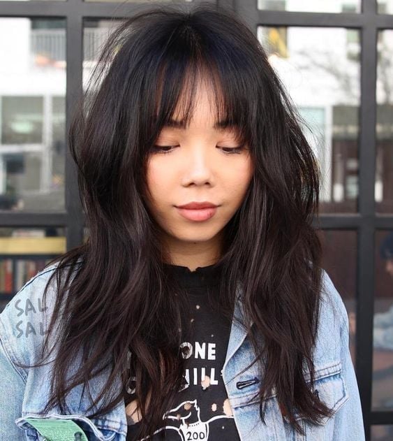 Mid-Back Wavy Hair With Subtle Highlights Mid-Back Wavy Hair With Subtle Highlights — Classy Asian Hairstyles