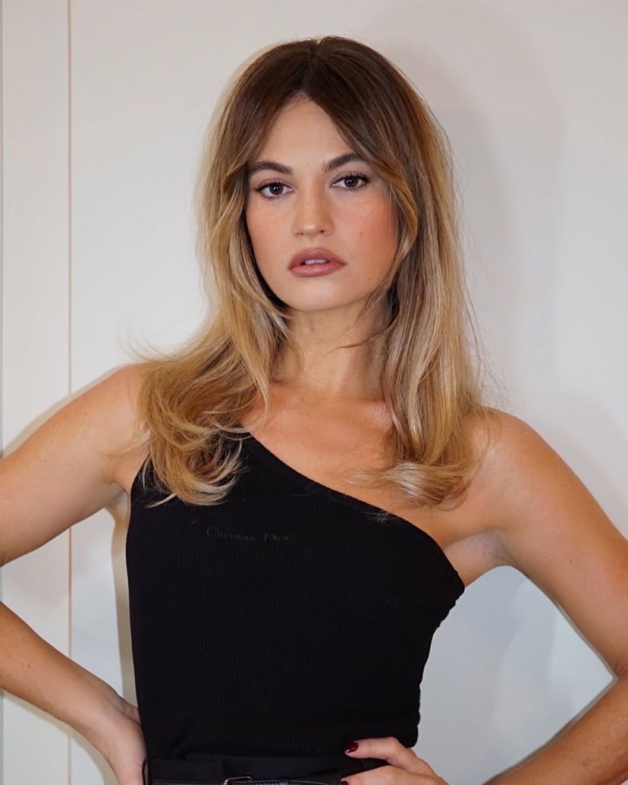 Dark Blonde Collarbone With Lighter Balayage, Wavy Dark Blonde Collarbone With Lighter Balayage, Wavy — Classy Balayage Highlights