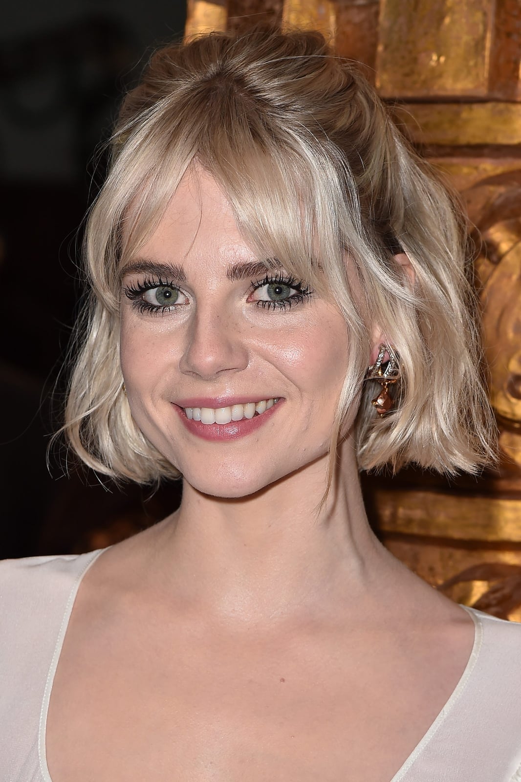 Mid-Back Blonde Waves With Wispy Bangs, Wavy Mid-Back Blonde Waves With Wispy Bangs, Wavy — Classy Bangs for Round Face