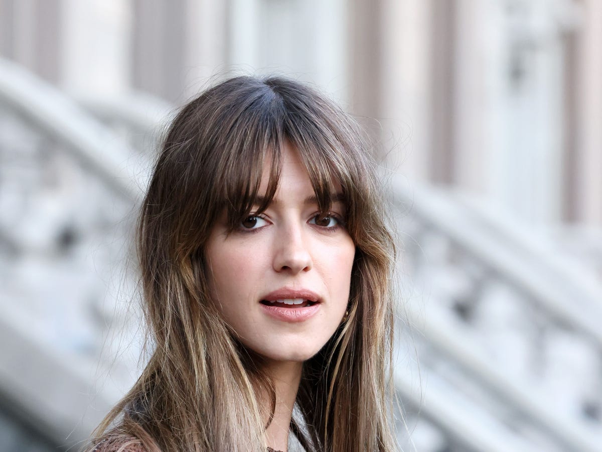 Long Straight Hair With Wispy Bangs Long Straight Hair With Wispy Bangs — Classy Bangs for Round Face