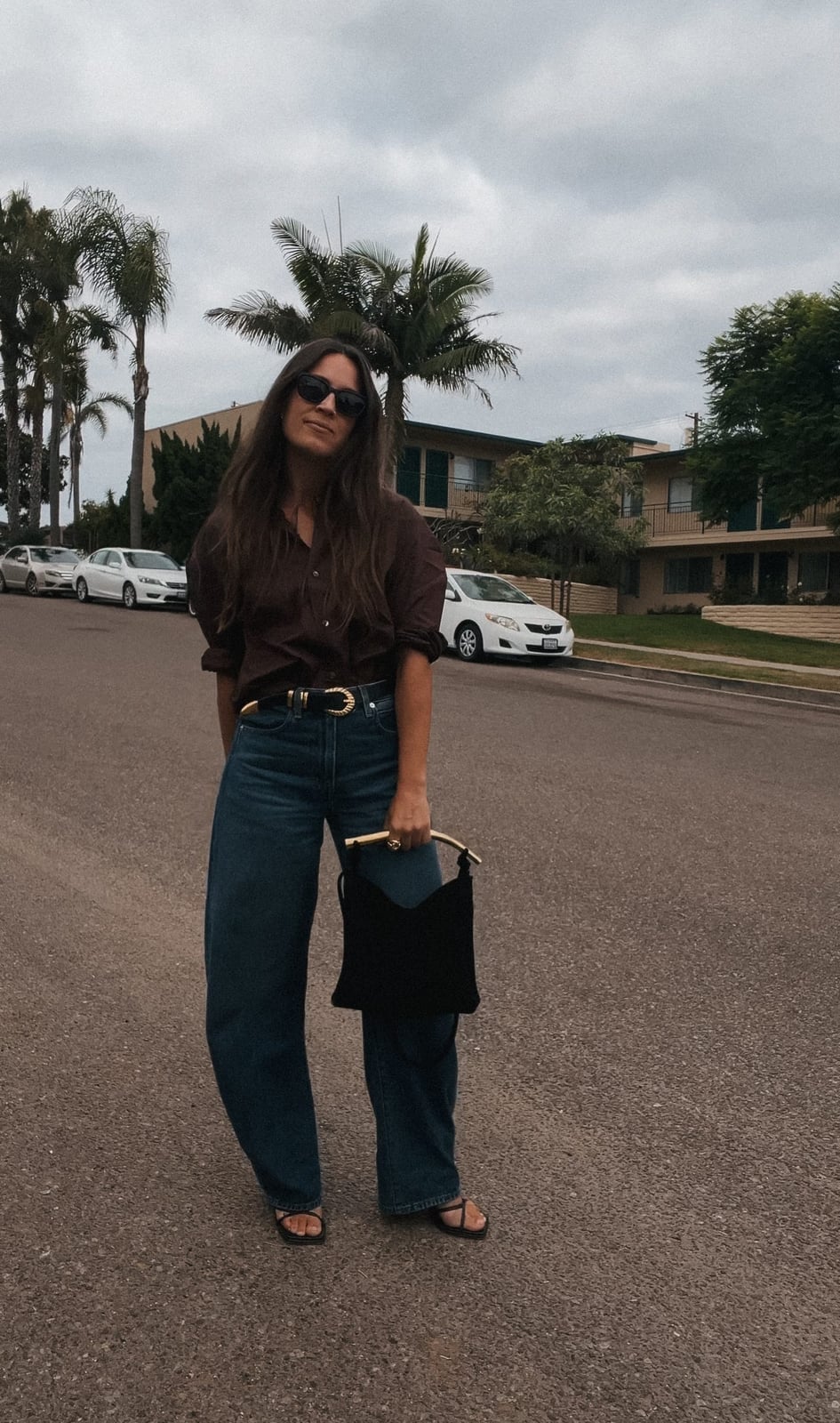 Dark Blue Barrel Leg Jeans With Brown Shirt And Gold Belt — Classy Barrel Jeans Outfits