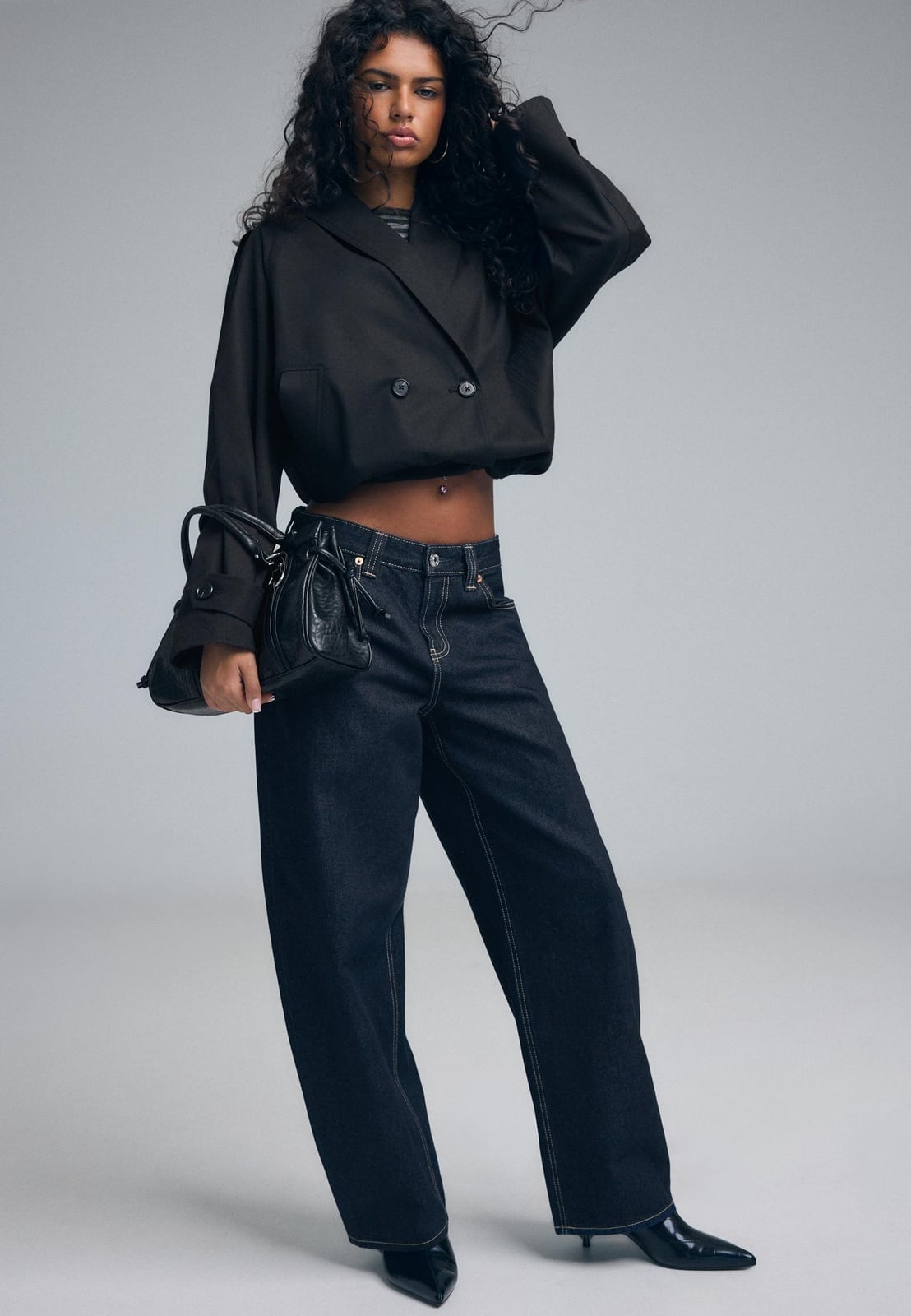 Dark Wash Barrel Jeans With Black Cropped Jacket, Close-Up Take — Classy Barrel Jeans Outfits