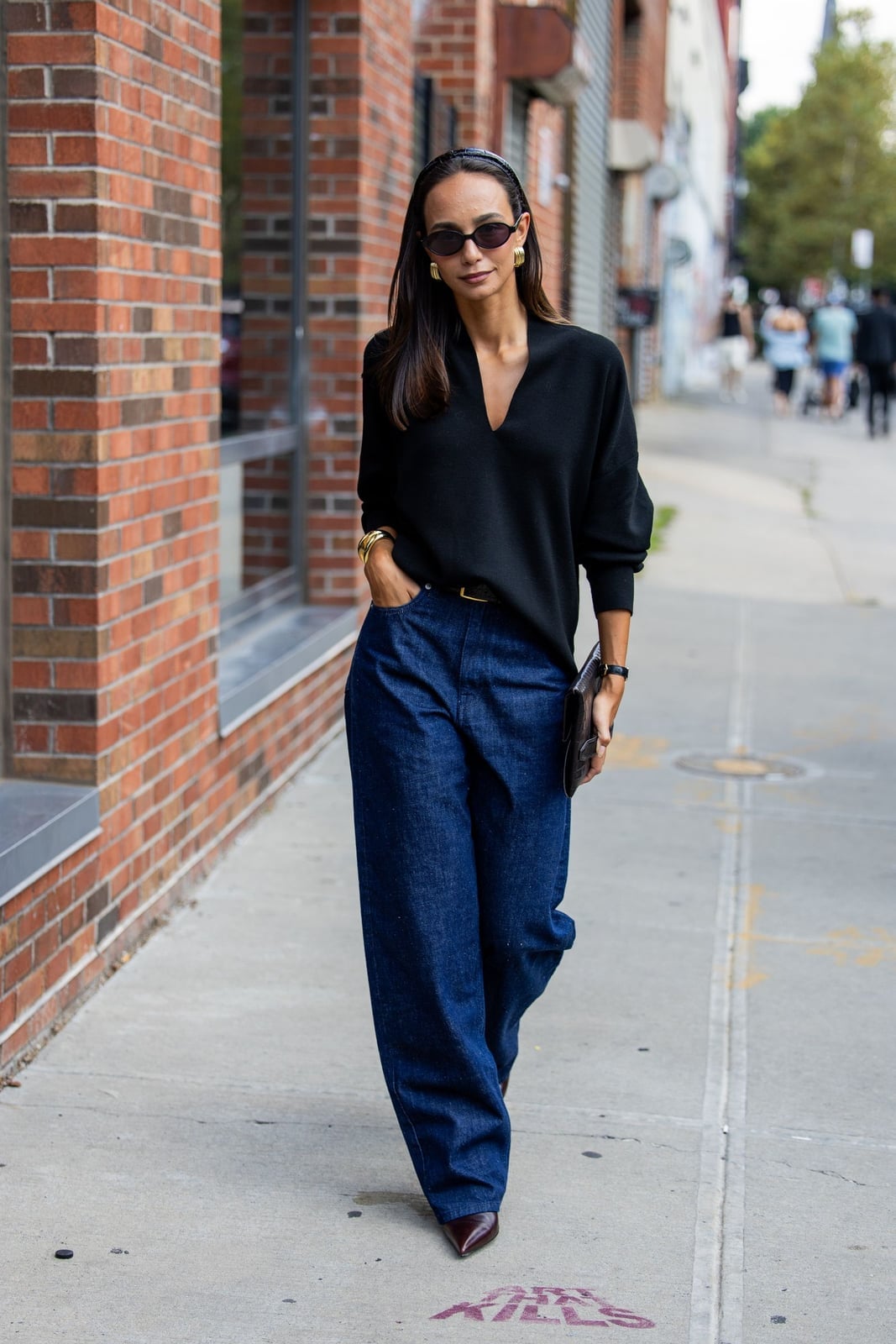 Dark Wash Wide Leg Barrel Jeans With Black Sweater And Heels — Classy Barrel Jeans Outfits