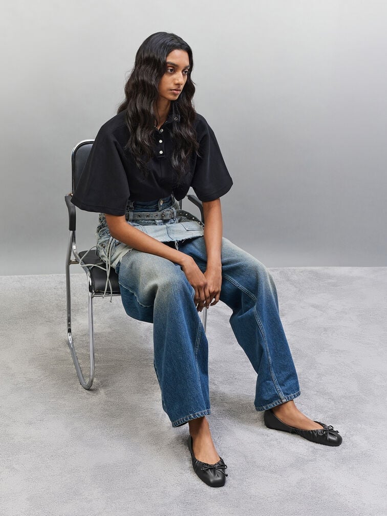 Distressed Blue Barrel Jeans With Black Shirt And Ballet Flats — Classy Barrel Jeans Outfits
