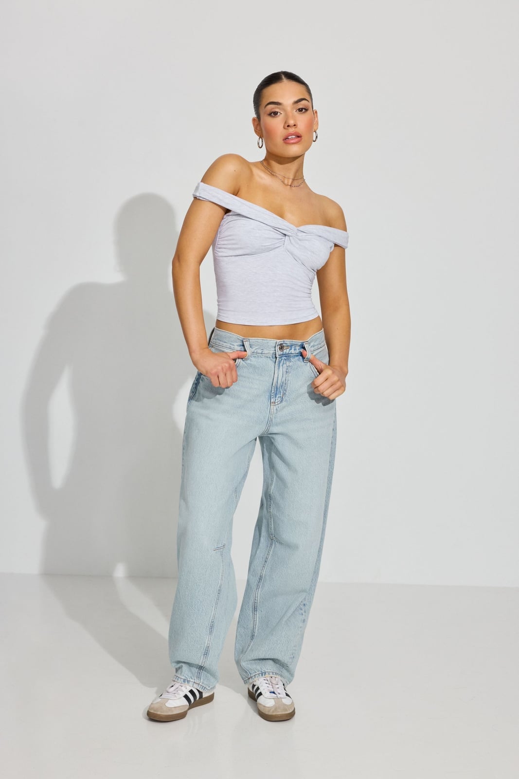Light Wash Barrel Jeans With Off The Shoulder Top — Classy Barrel Jeans Outfits